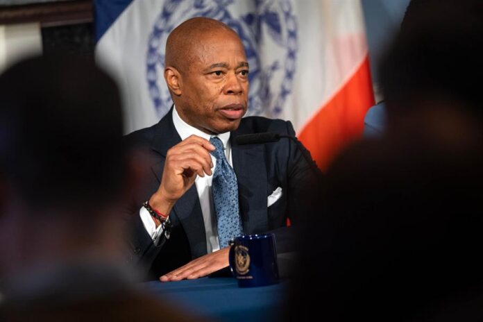 Eric Adams, mientras habla durante la presentación de la propuesta del nuevo presupuesto de la ciudad hoy, en Nueva York.