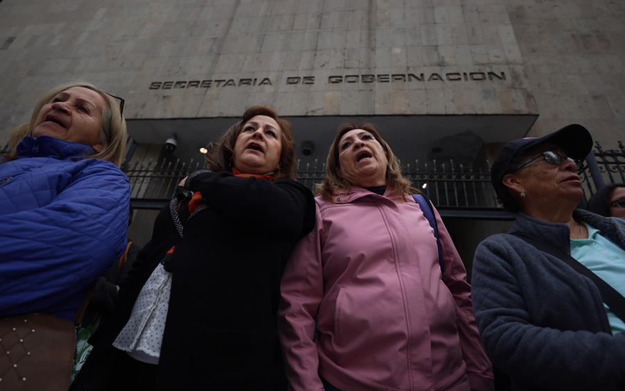 Familiares y amigos de personas desaparecidas protestan hoy frente a la Secretaría de Gobernación (1)