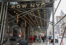 Familias de migrantes dejan sus albergues en Nueva York en medio una tormenta invernal Familias de migrantes dejan sus albergues en Nueva York (1)