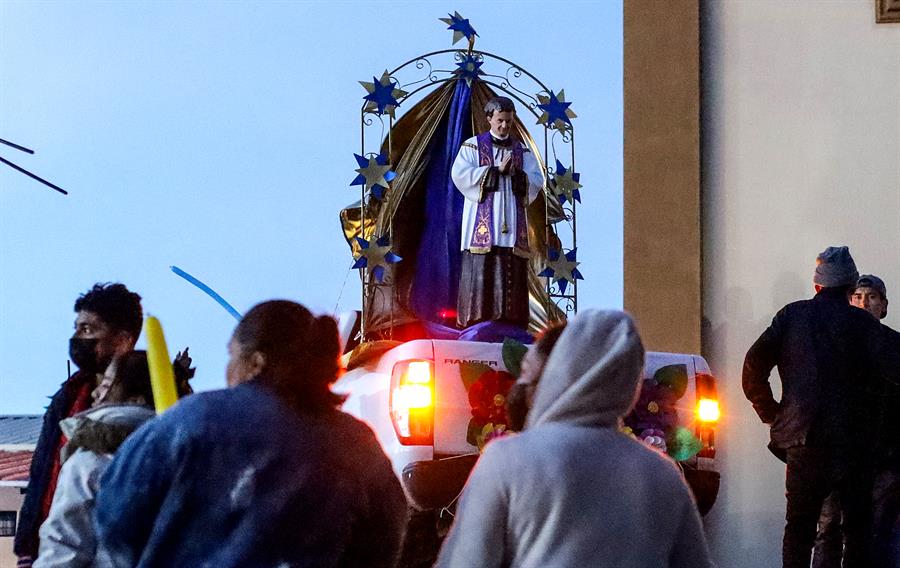 Feligreses y migrantes participan hoy en una misa en el Oratorio Salesiano San Juan Bosco (1)