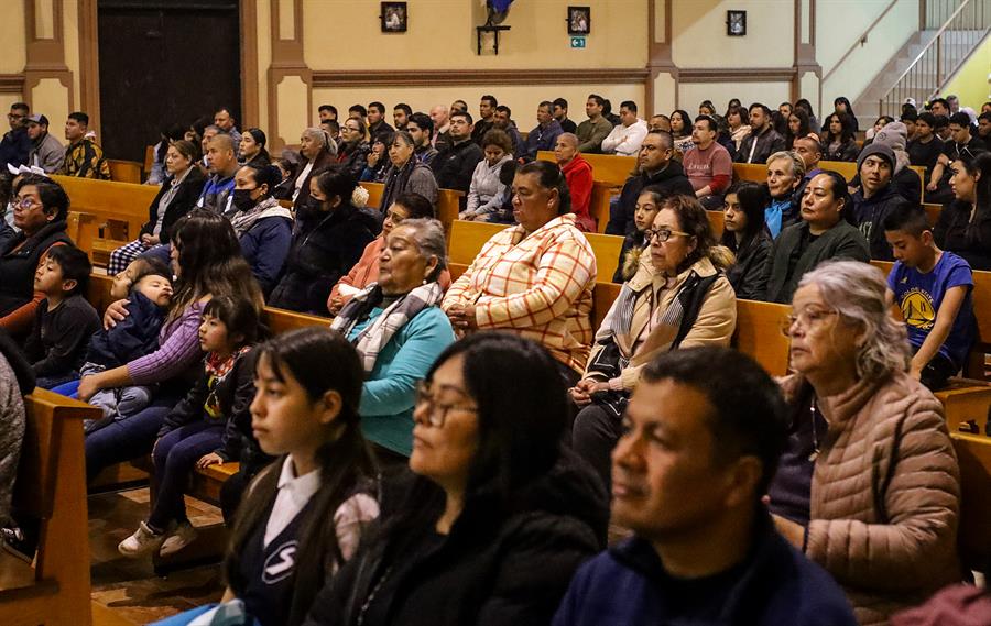 Feligreses y migrantes participan hoy en una misa en el Oratorio Salesiano San Juan Bosco (2)