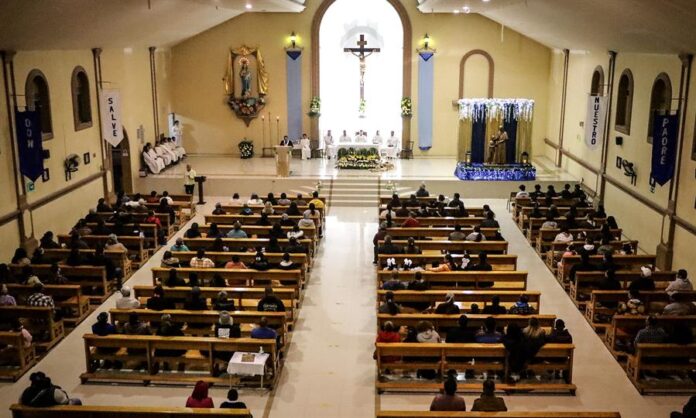 Feligreses y migrantes participan hoy en una misa en el Oratorio Salesiano San Juan Bosco (3) Feligreses y migrantes participan hoy en una misa en el Oratorio Salesiano San Juan Bosco (3)