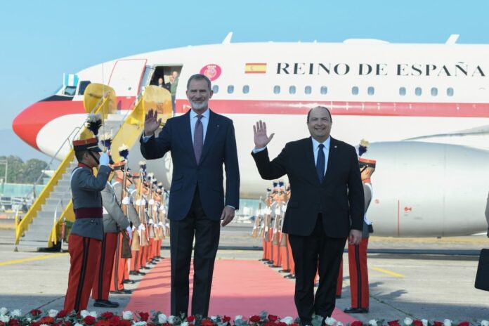 El monarca español ha llegado a Ciudad de Guatemala las 7.57 horas (16.57, hora peninsular española) y ha sido recibido por el ministro de Asuntos Exteriores, Mario Búcaro. Esta es la primera visita del monarca a Guatemala desde su entronización.