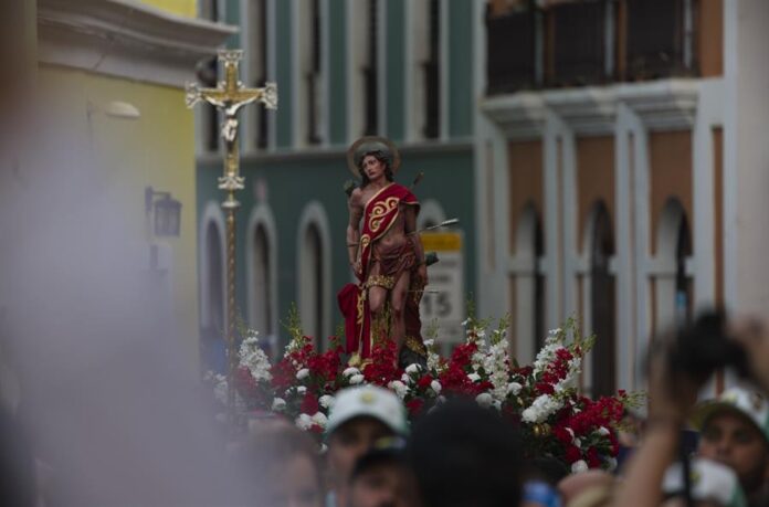 El artista urbano compartió con sus seguidores varias imágenes y videos en los que aparece jugando al dominó, en un balcón de un edificio en la calle San Sebastián mientras pasaba una comparsa y cantando en la calle con el rostro oculto entre la multitud de gente.