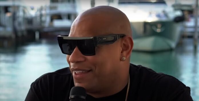 'Por Ahí' es el cuarto sencillo del próximo álbum de Gente de Zona, titulado igualmente 'Demasiado'. Los anteriores -'Feliz', 'Demasiado' y 'Ay Martica'- han tenido un gran éxito.