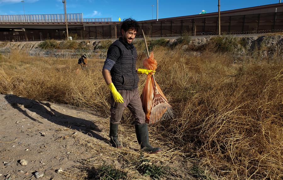 Integrantes del colectivo 'Sierra de Ju&aacute;rez' participan hoy en una jornada de limpieza a orillas del r&iacute;o Bravo (2)