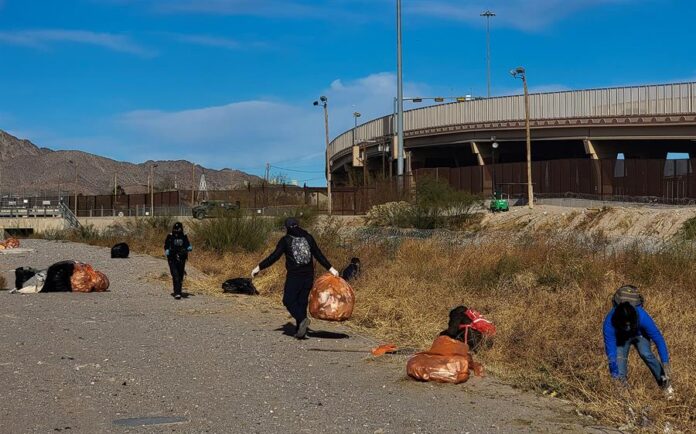 Integrantes del colectivo 'Sierra de Juárez' participan hoy en una jornada de limpieza a orillas del río Bravo