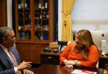 Proponen en el Congreso acuñar monedas en homenaje al beisbolista Roberto Clemente El congresista Adriano Espaillat y la republicana Jenniffer González. Foto Jenniffer González (X)