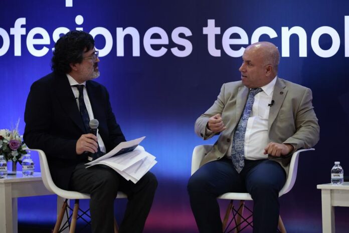 Jorge Torres Jiménez (i), director de la Escuela Superior de Ingeniería y Tecnología de la Universidad Internacional de La Rioja