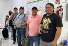 Jornaleros posan antes de viajar a Canadá como parte del Programa de Trabajadores Agrícolas Temporales