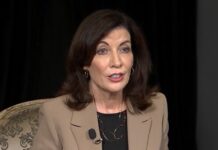 Hochul: "Me uno al pueblo de Nueva York para rezar por el bienestar de todos los involucrados en este horrible incidente...".