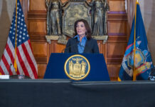 Nueva York recibirá del estado 2.400 millones de dólares para gestionar crisis migratoria La cifra anunciada por la gobernadora cubrirá solo una parte de los 12.000 millones de dólares que el alcalde Eric Adams estimó en agosto que costaría a la ciudad el alojamiento y cuidado de inmigrantes en los próximos tres años.