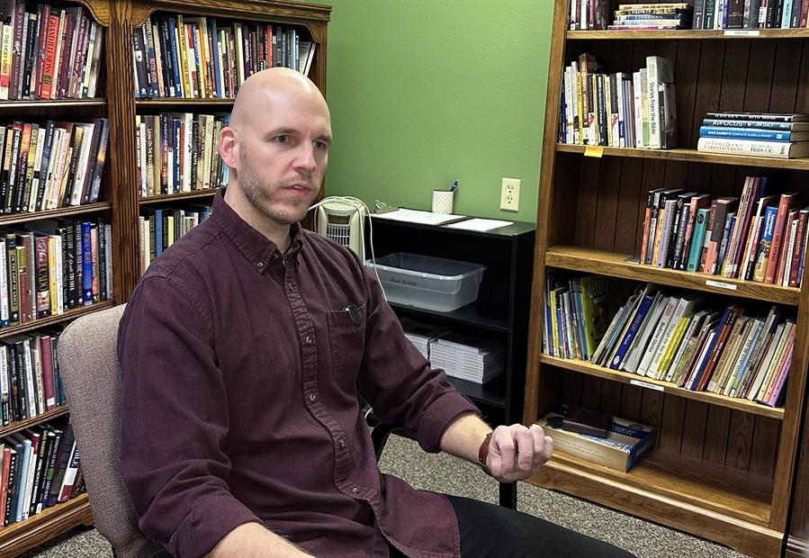 Keegan Crosby, pastor de la iglesia evangelista Grace.