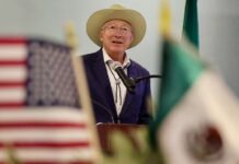 Embajador Ken Salazar asegura que debe haber más consecuencias para migrantes Ken Salazar