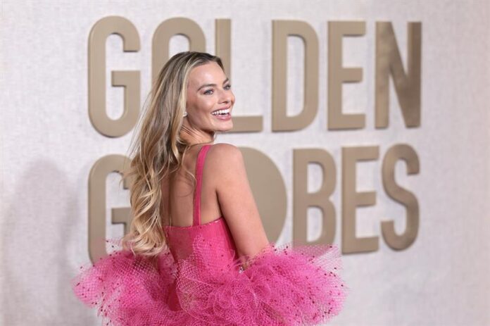 La actriz australiana Margot Robbie llega a la 81ª ceremonia anual de los Golden Globe Awards