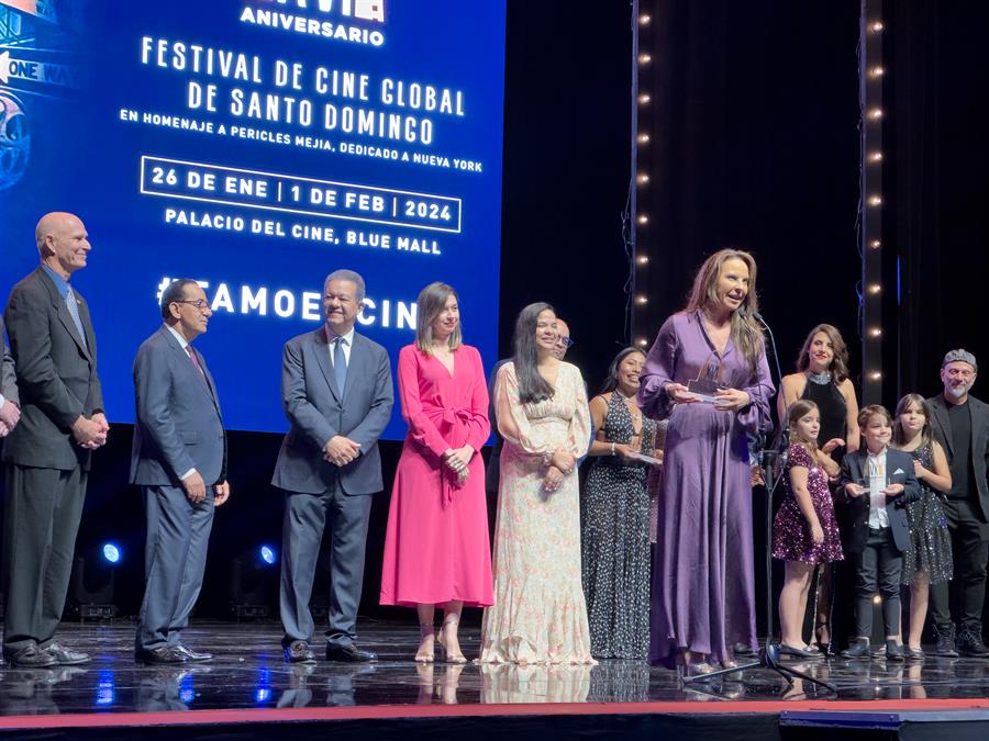 La actriz mexicana Kate del Castillo habla al ser reconocida en la apertura del XVI Festival de Cine Global Dominicano