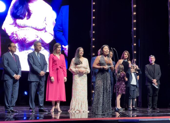 La actriz mexicana Yalitza Aparicio habla al ser reconocida en la apertura del XVI Festival de Cine Global Dominicano
