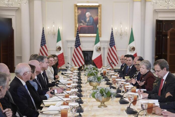 La canciller de México, Alicia Bárcena (2-d), y el secretario de Estado de Estados Unidos, Antony Blinken
