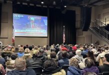 Creyentes evangélicos observan una transmisión en vivo de un evento de campaña del expresidente Donald Trump en su ciudad, el 14 de enero de 2023.