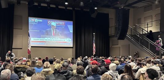 Creyentes evangélicos observan una transmisión en vivo de un evento de campaña del expresidente Donald Trump en su ciudad, el 14 de enero de 2023.