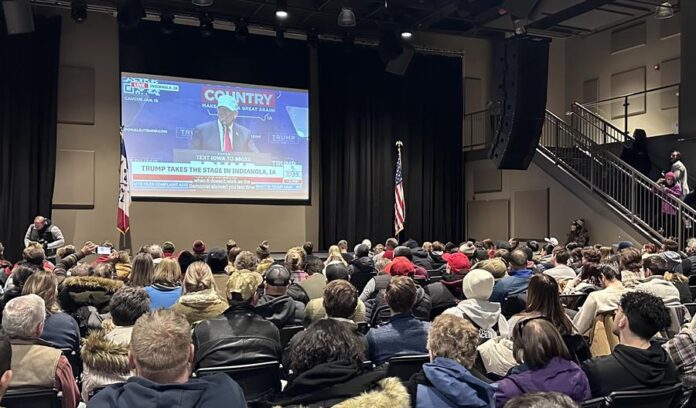 Los evangélicos en Iowa Creyentes evangélicos observan una transmisión en vivo de un evento de campaña del expresidente Donald Trump en su ciudad, el 14 de enero de 2023.