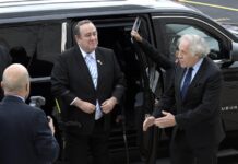 Giammattei presume en la OEA de transición "ejemplar" y denuncia las "amenazas" de EE.UU. Luis Almagro (d), recibe hoy en la sede del organismo al presidente saliente de Guatemala, Alejandro Giammattei (c), en Washington