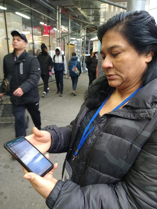 Una madre venezolana que se encuentra refugiada con su hijo de trece años en el Hotel Row, dio su testimonio y afirmó que pase lo que pase no se irá de Nueva York.