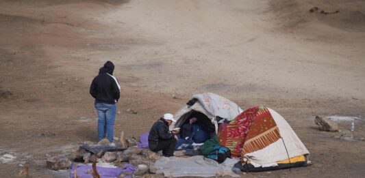 Esta organización coloca semanalmente agua en el desierto de Arizona para tratar de salvar vidas de migrantes afectados por las altas temperaturas.
