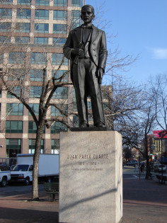 Líderes dominicanos usualmente se reúnen frente a la estatua de Juan Pablo Duarte, Padre de la Patria Dominicana, al final de la Ave. de las Américas con la calle Canal, en el Bajo Manhattan, para realizar anuncios importantes y celebrar hitos de su país natal y de la diáspora. Foto XHA