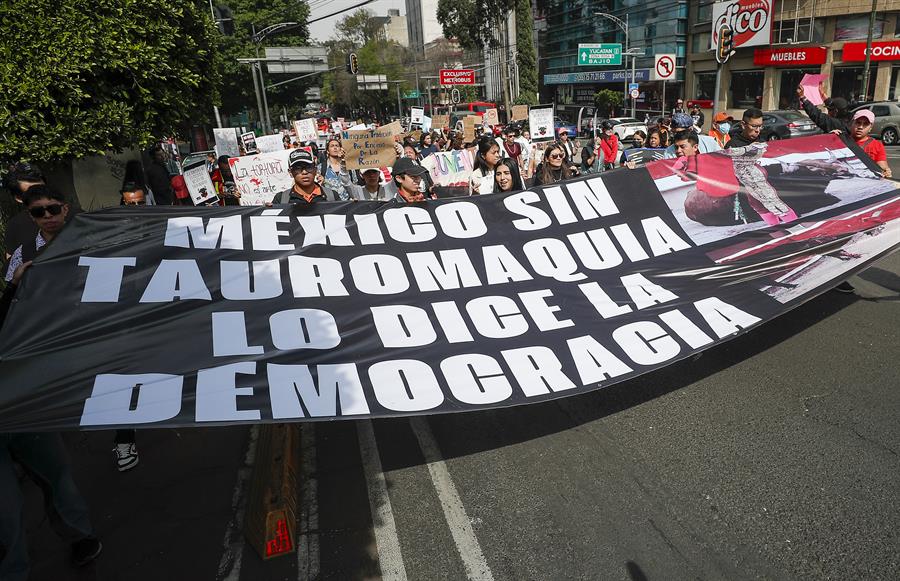 Manifestantes marchan en rechazo a la reapertura de corridas de toros hoy, en la Ciudad de México (2)