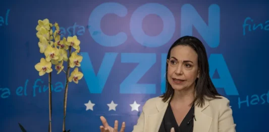 "Maduro tiene terror a las elecciones, les tienen terror porque no tienen votos, se esconden detrás de la amenaza, del terror, de la sentencia", dijo Machado.