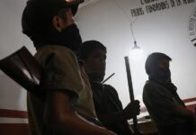 Menores son incorporados a las autodefensas hoy en la comunidad de Ayahualtempa (3)