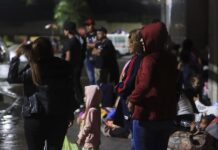 Migrantes de diferentes nacionalidades descansan en la Gran Central Metropolitana donde se preparan para salir en caravana con destino a los Estados Unidos.