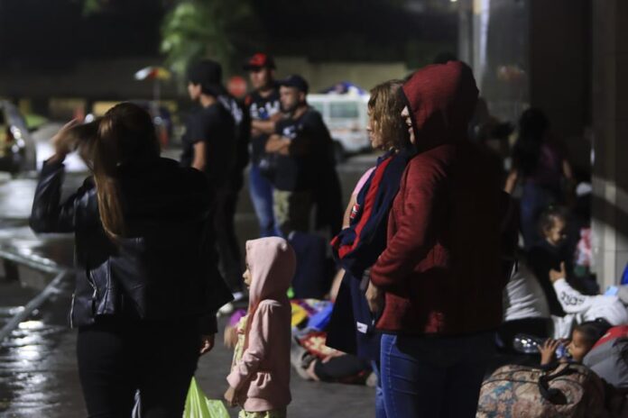 Migrantes caravana CA Migrantes de diferentes nacionalidades descansan en la Gran Central Metropolitana donde se preparan para salir en caravana con destino a los Estados Unidos.