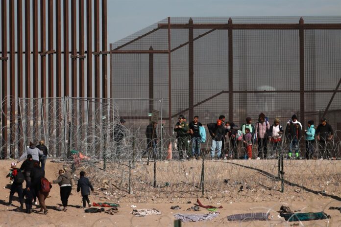 Migrantes en la frontera Migrantes intentan cruzar la frontera que divide a México de los Estados Unidos.