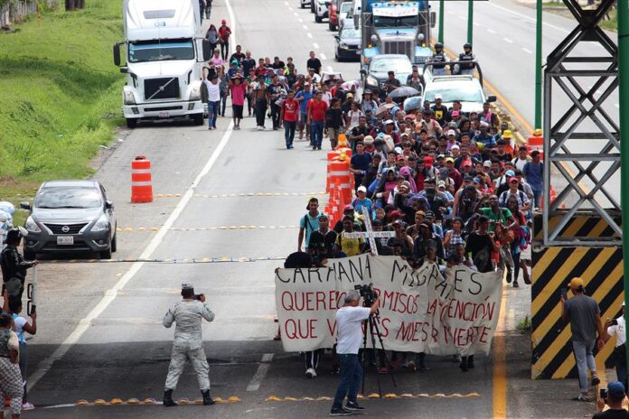 Migrantes-participan-en-una-caravana-4 En medio de las recientes tensiones entre el Gobierno y el estado de Texas, usuarios de X, Facebook y Telegram se han hecho eco de una grabación que recopila imágenes de un convoy de camioneros.