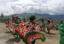 Niños 'siembran' sueños en Ecuador para iniciar un 2024 lleno de esperanzas Mujeres bailan durante una siembra de plantas