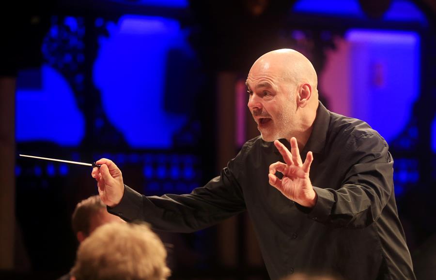 El director noruego Ingar Bergby dirige la Orquesta Ensamble Allegria que interpreta obras cl&aacute;sicas durante el concierto inaugural.