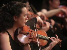Integrantes de la Orquesta Ensamble Allegria interpretan obras clásicas durante el concierto inaugural de la XVIII edición del Cartagena Festival de Música, hoy, en Cartagena de Indias, Colombia.