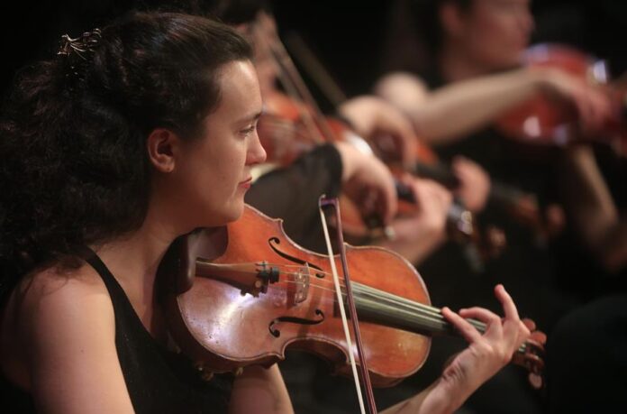 Integrantes de la Orquesta Ensamble Allegria interpretan obras clásicas durante el concierto inaugural de la XVIII edición del Cartagena Festival de Música, hoy, en Cartagena de Indias, Colombia.