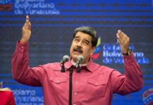 El derrumbe se produjo el viernes por la tarde y sepultó a varios vehículos que estaban detenidos, al parecer por un alud que bloqueó previamente la carretera entre Medellín y Quibdó, la capital del Chocó.