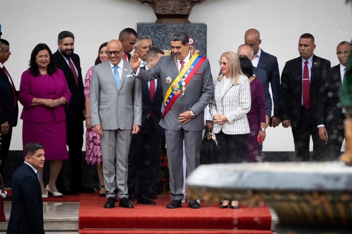 Nicolás Maduro parlamento Nicolás Maduro acompañado del presidente de la Asamblea Nacional, Jorge Rodríguez y su esposa, Cilia Flores. llega hoy a la sede del Parlamento para presentar su rendición de cuentas ante la Asamblea Nacional (AN, Parlamento).