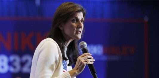 Nikki Haley: "Donald Trump quiere ser el candidato republicano y estamos hablando de 83 millones de dólares en daños. No estamos hablando de arreglar la frontera. No estamos hablando de atajar la inflación. Estados Unidos se merece algo mejor que Donald Trump y Joe Biden".