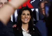 La candidatura de Haley depende en gran parte de la fuerza electoral de estos votantes, a quienes Trump llama irónicamente "republicanos de fachada", junto con los independientes, que no se casan con ninguno de los dos partidos.