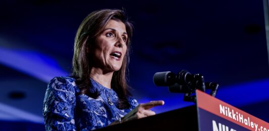 Haley ignoró el hecho de que Trump es el favorito de todas las encuestas y se apoyó en el menor apoyo de su contrincante directo entre los independientes.