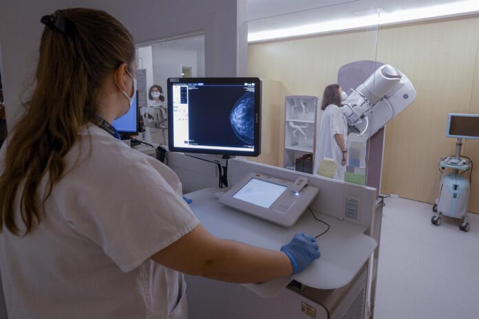 Los investigadores del informe identificaron unos 6,5 millones casos nuevos de cáncer con estatus conocido de seguro médico diagnosticados a edades de entre 18 y 64 años procedentes de 49 registros estatales.