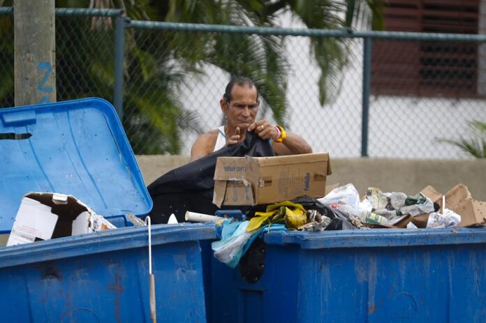 Óscar registra un contenedor de basura Óscar registra un contenedor de basura