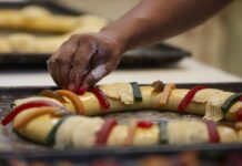 La rosca de Reyes en México conserva la tradición tras años de pandemia e inflación Panaderos elaboran hoy la tradicional rosca de Reyes, en Ciudad de México (2)