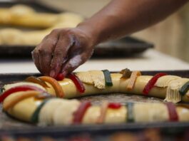 Panaderos elaboran hoy la tradicional rosca de Reyes, en Ciudad de México (2)