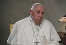 El Papa: "Detengámonos a hablar, jugar y reír con nuestros hijos" Papa Francisco propone: "Detengámonos, pues, a hablar, jugar y reír con nuestros hijos; ¡con paciencia, como saben hacerlo los abuelos!".